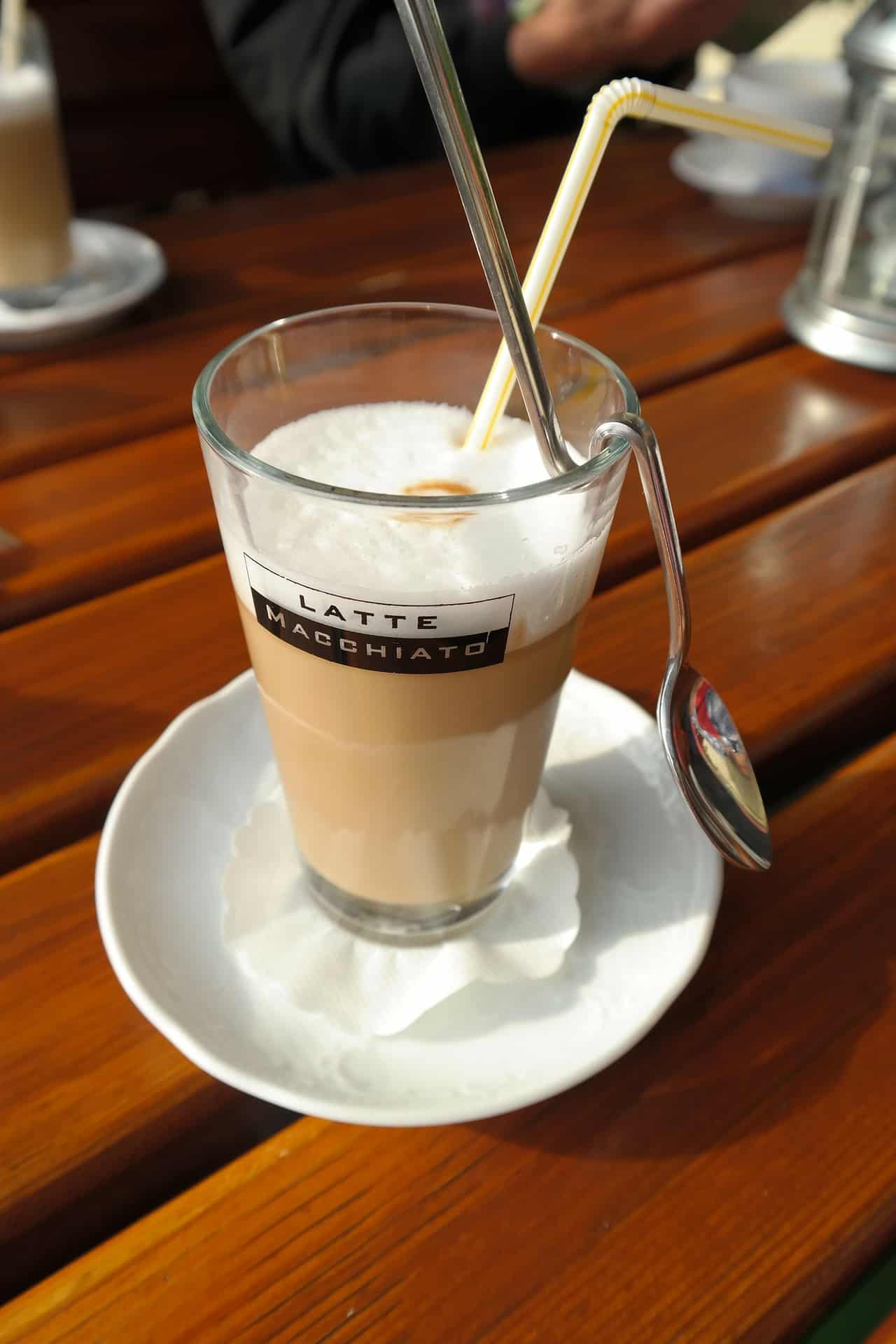 Wie trinke ich Latte Macchiato richtig und stil-sicher? | CafeCo.de
