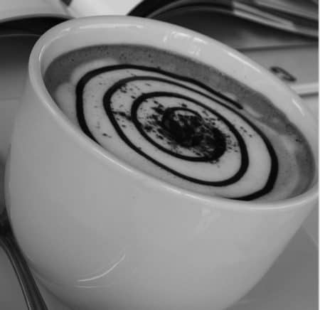 Sirup und Pulver für den Anfang der Latte Art Kunst